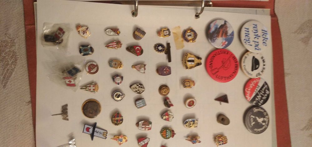 alfinetes de lapela variados