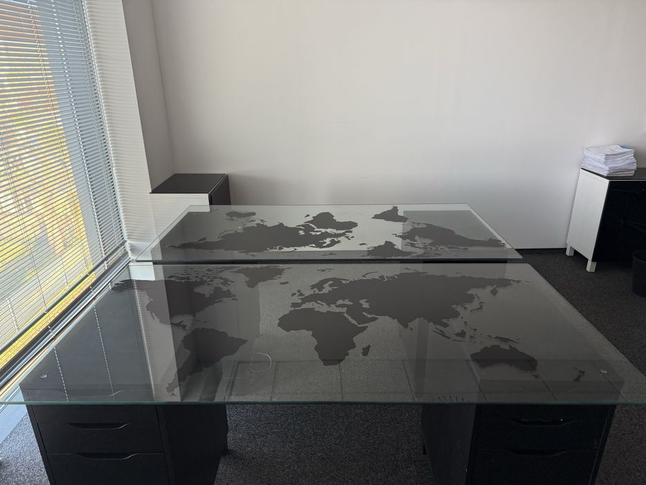 Biurko biurowe czarne szyba mapa IKEA