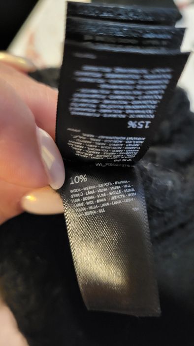 dwa czarne kapelusze po 10 zł każdy.