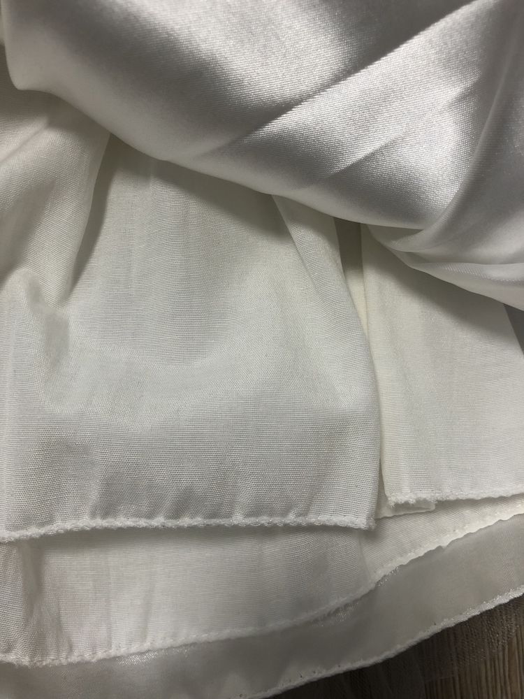 Біле пишне, нарядне плаття