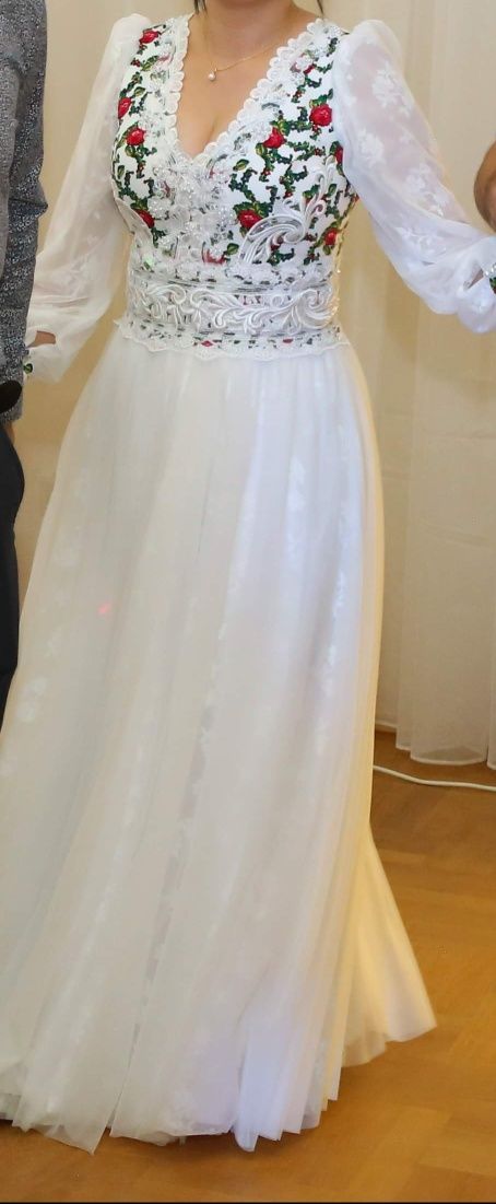 Piekna sukienka ślubna w stylu góralskim roz.36, pieknie zdobiona,