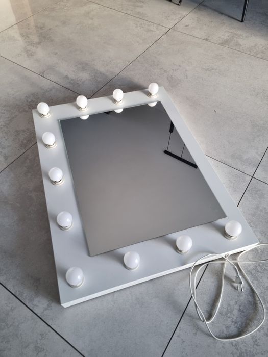 Lustro do toaletki z oświetleniem