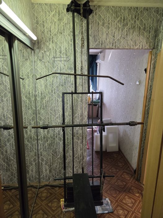 Тренажёр для занятий силовыми упражнениями.