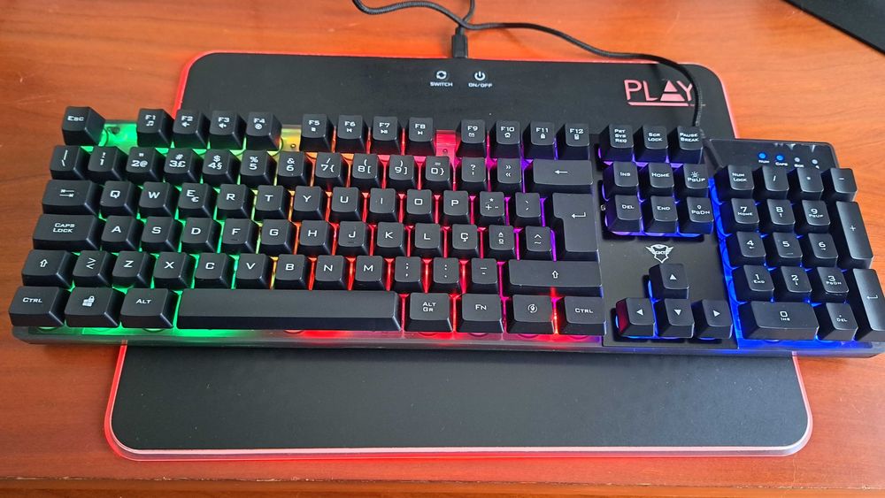 Teclado Gaming TRUST AZOR GXT 838