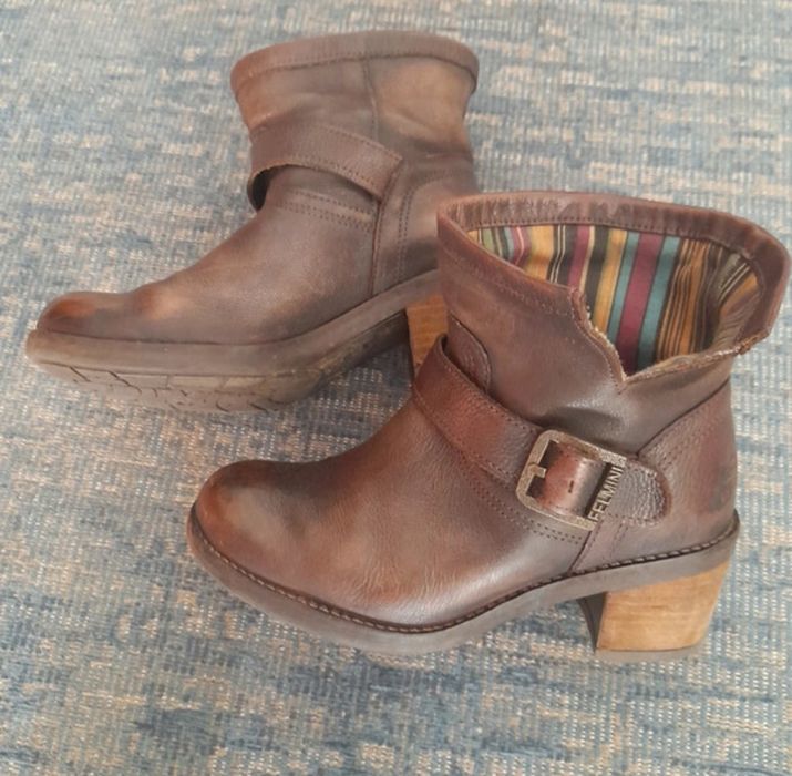 Botins de couro marrom