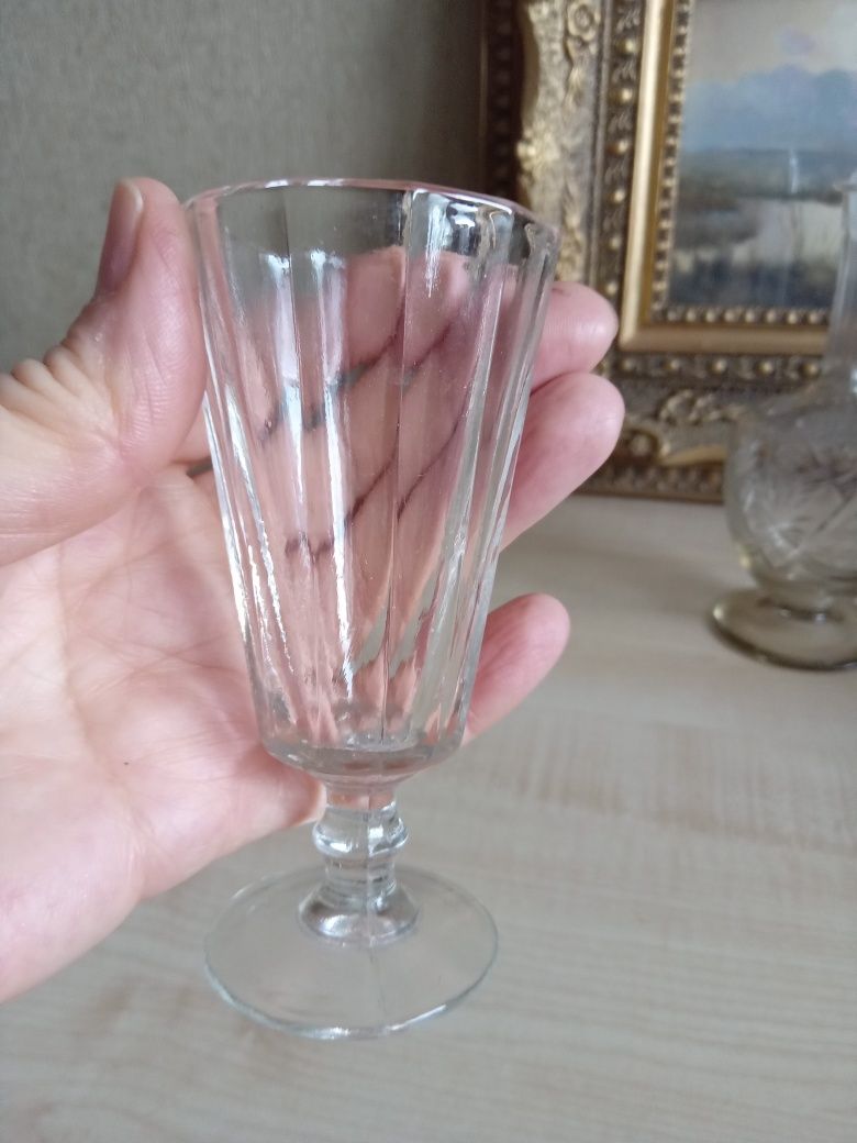 Старинные рюмки, графин.