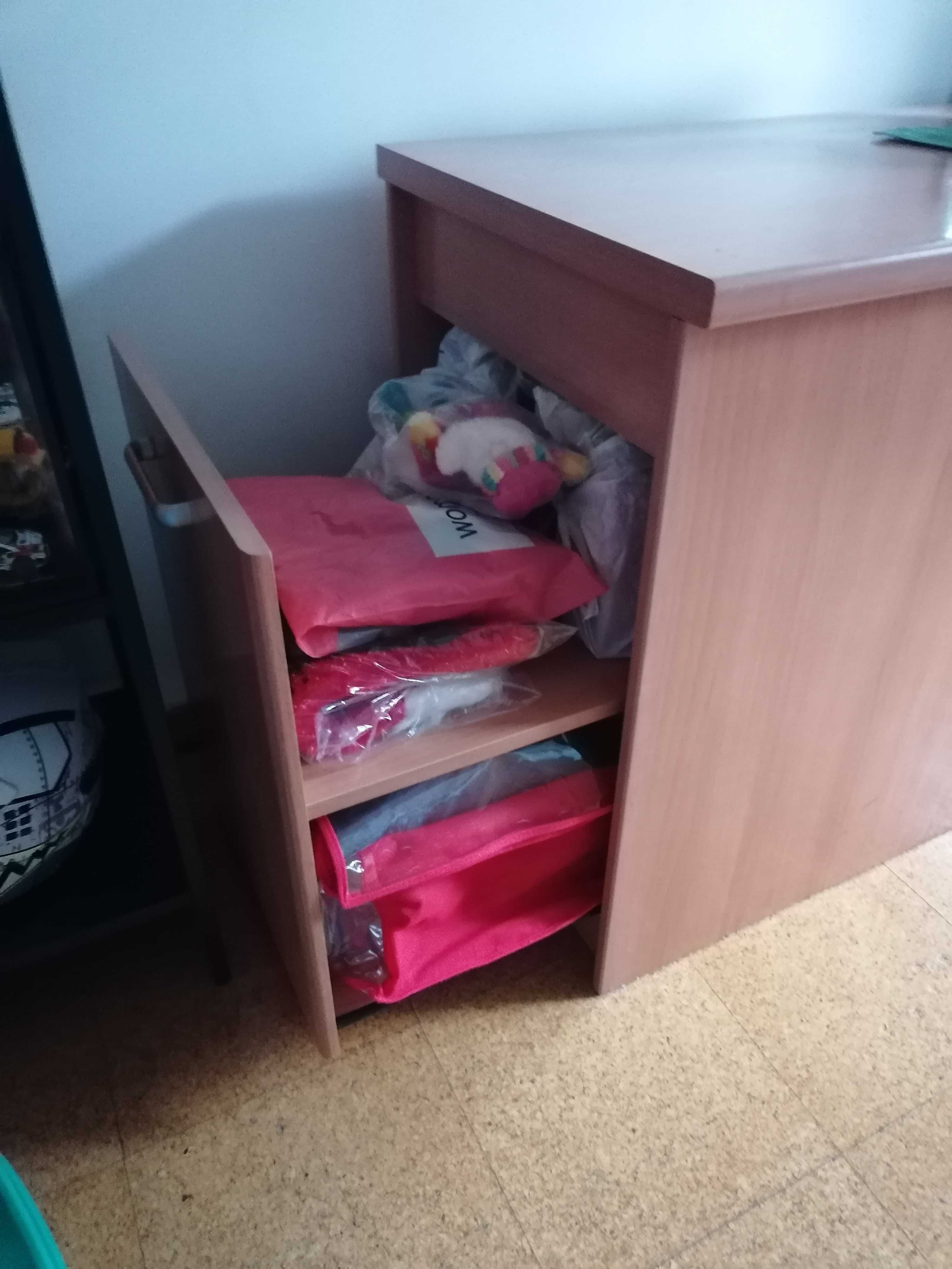 Urgente Móvel em pinho, muita arrumação