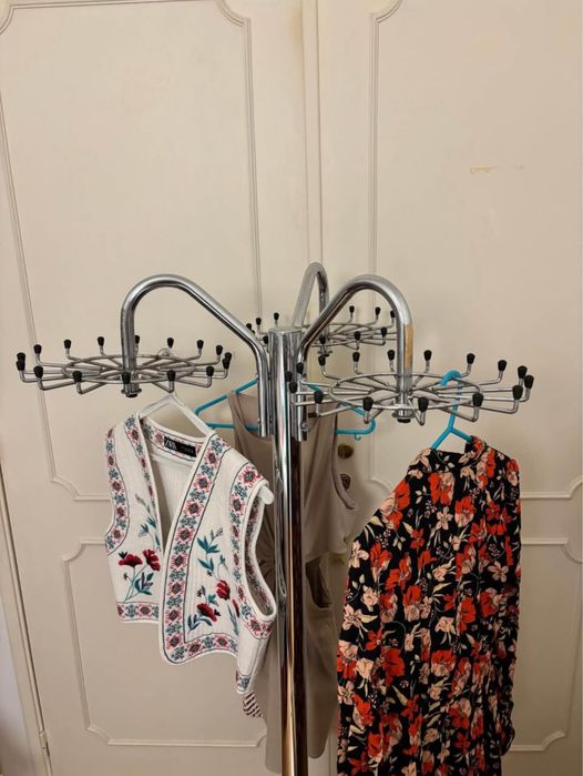 Estendal de Interior em Metal com Rodas