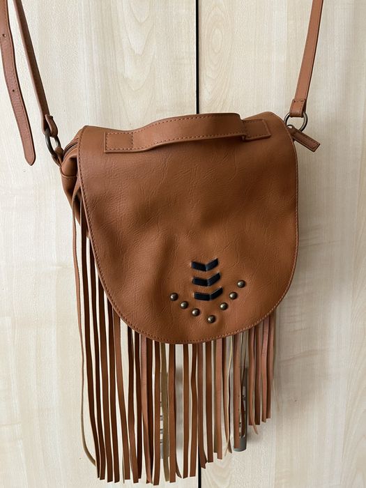 Продам шкіряну сумку на плече з бахромою