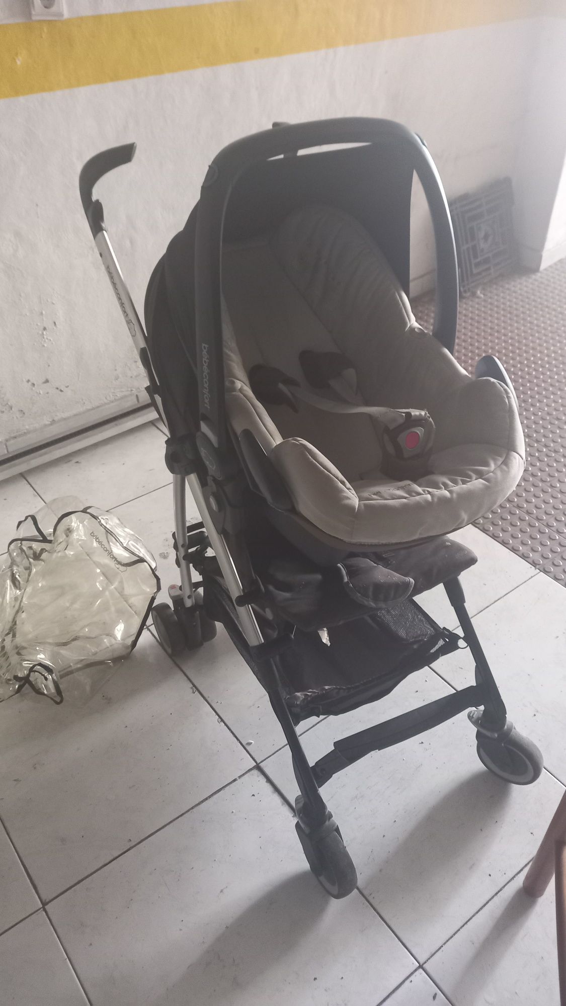 Conjunto carrinho com ovo e com isofix da Bebeconfort.