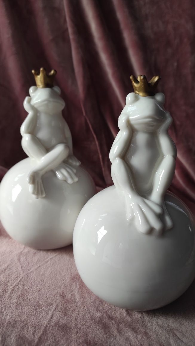 Komplet x 2 żabi król na kuli z białej porcelany/szkło