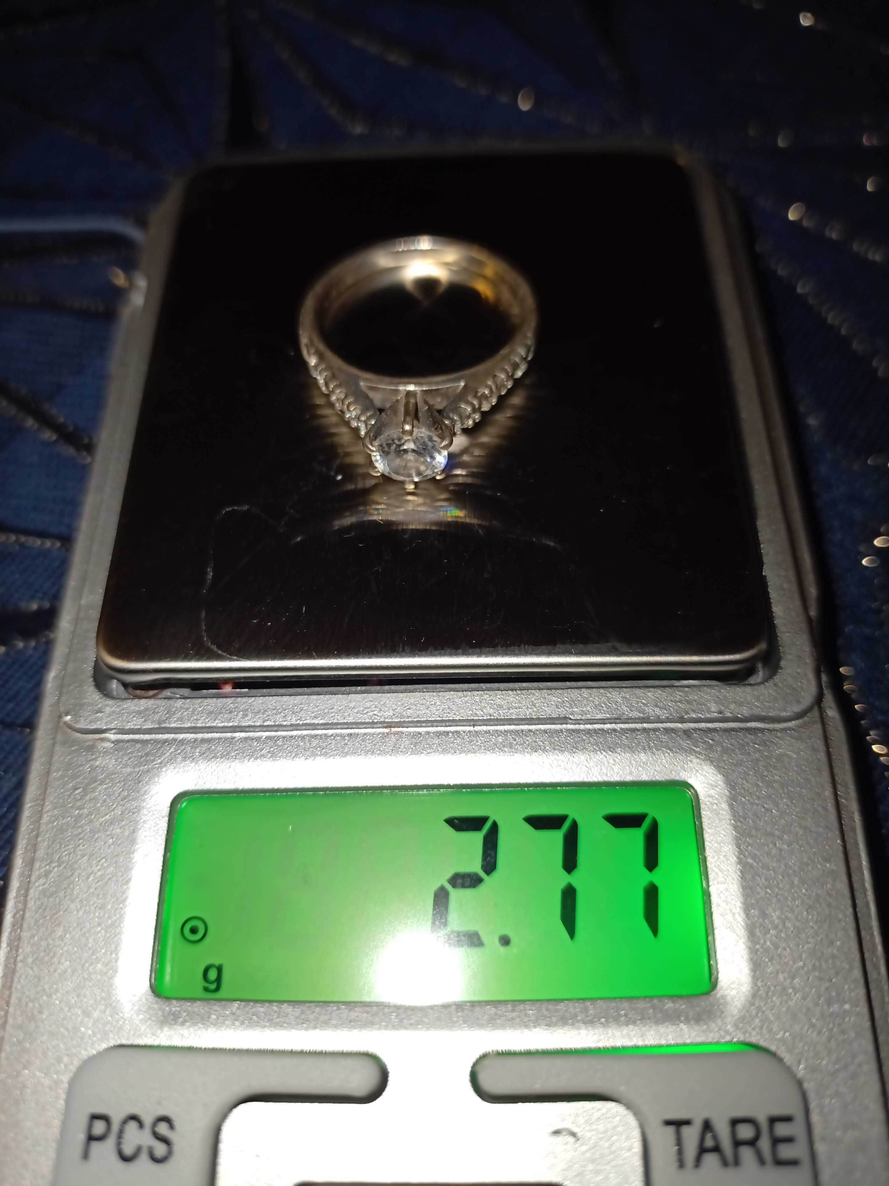Pierścionek srebrny 0,925 waga 2,77 gram.