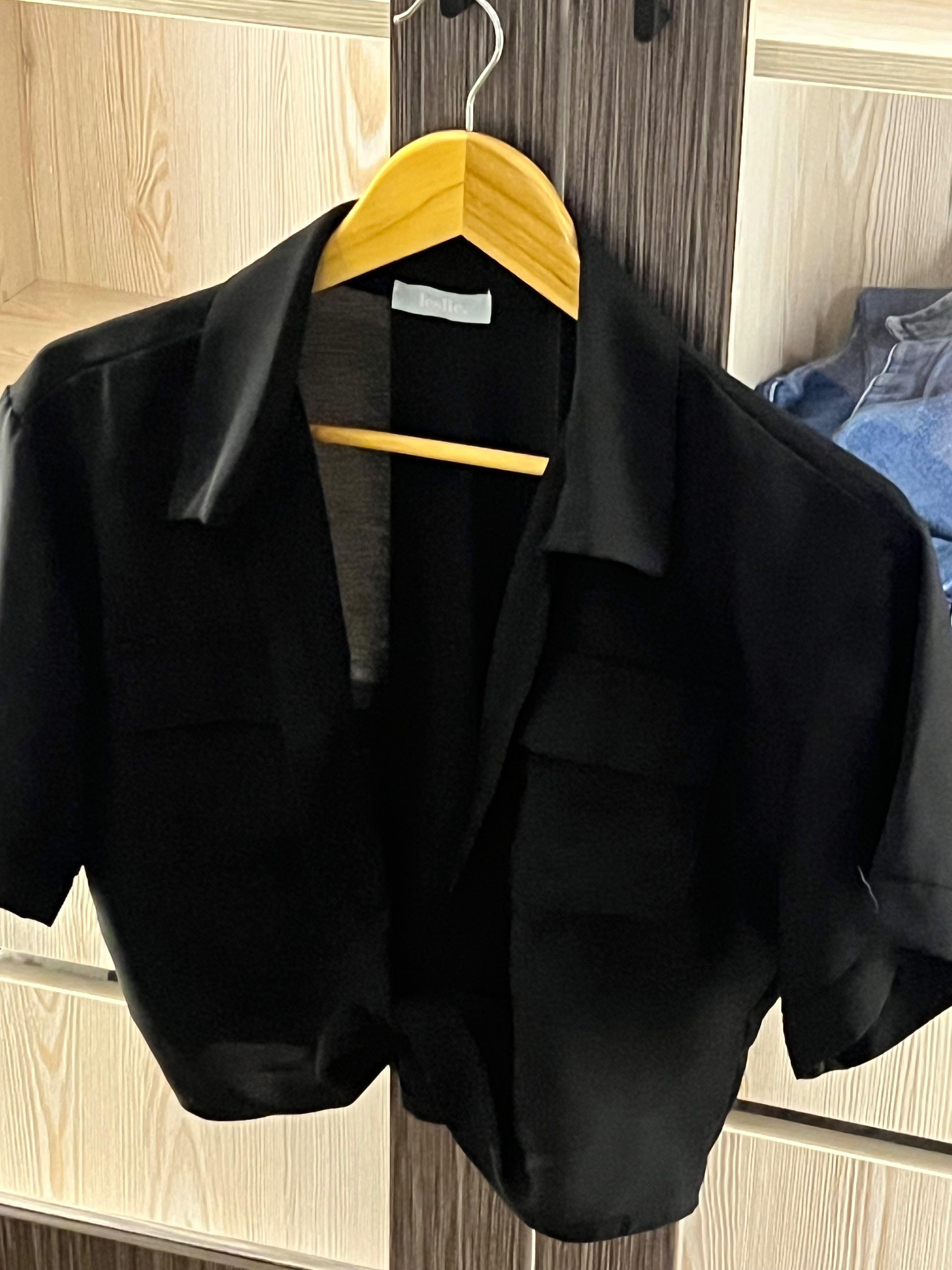 Blusa elegante em preto com o no a frente