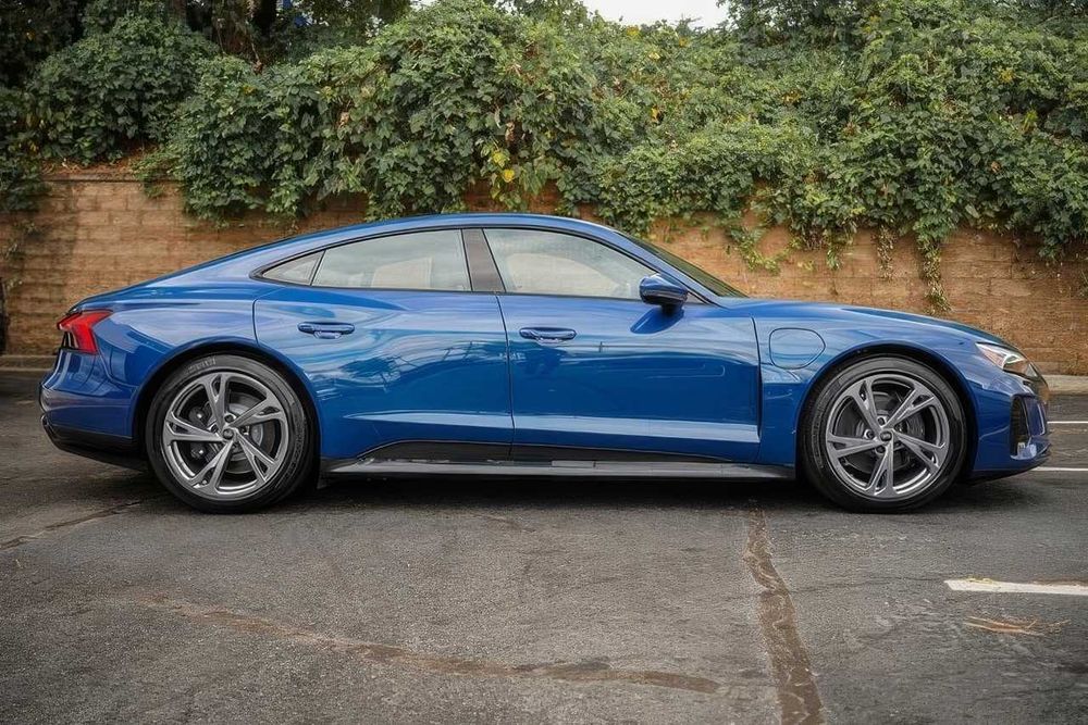 Audi e-tron GT      2023