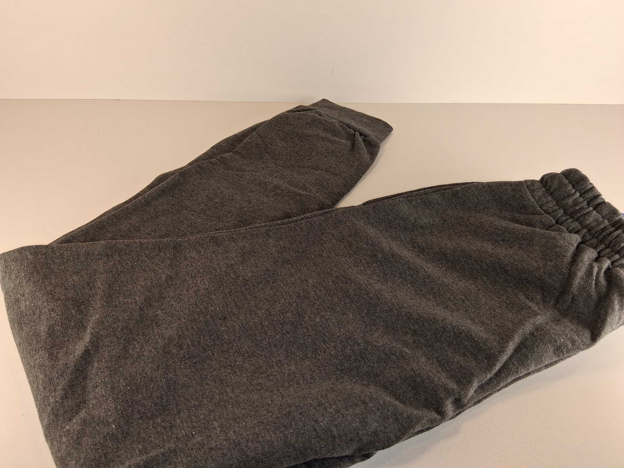 A135 Spodnie Dresowe Chłopięce Sony PlayStation Szare Rozm. 146/152