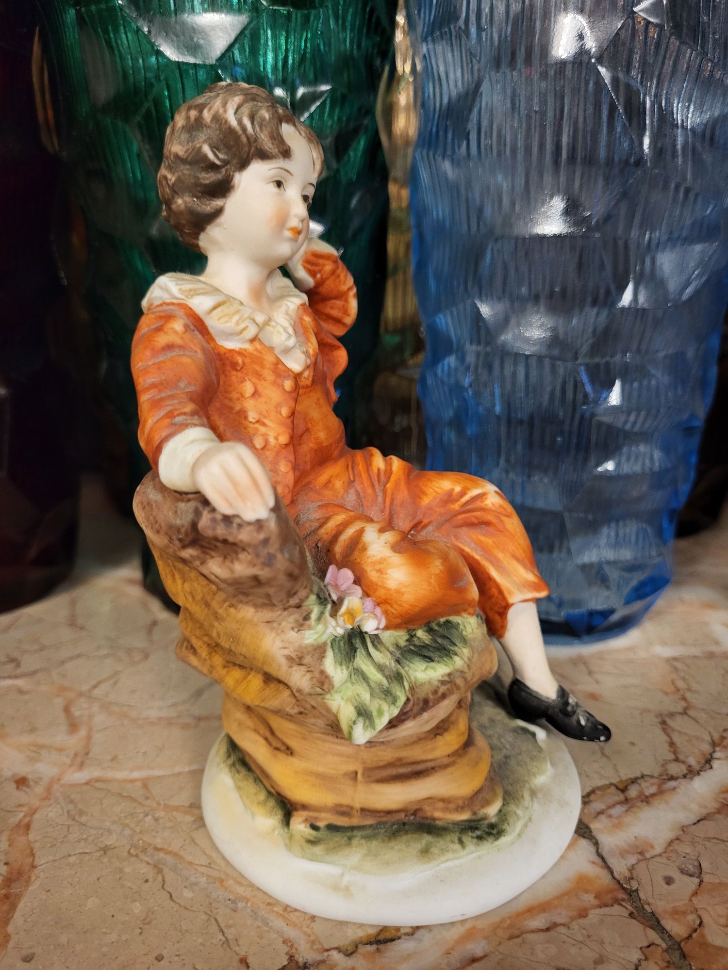 Porcelanowa biskwitowa sygnowana figurka chłopca ręcznie malowana