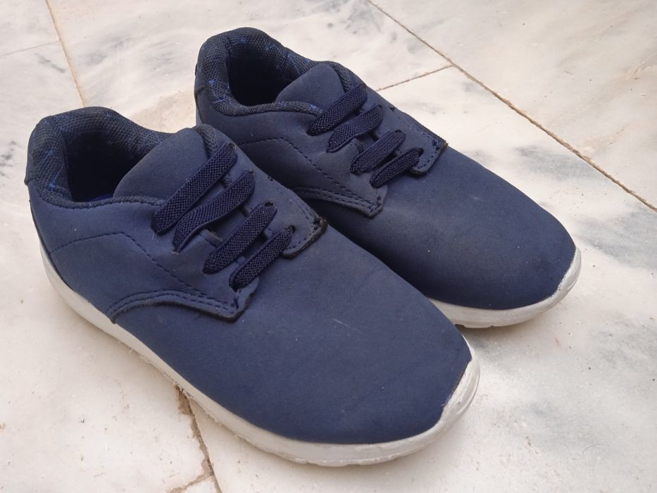 Tênis azuis escuros n. 28