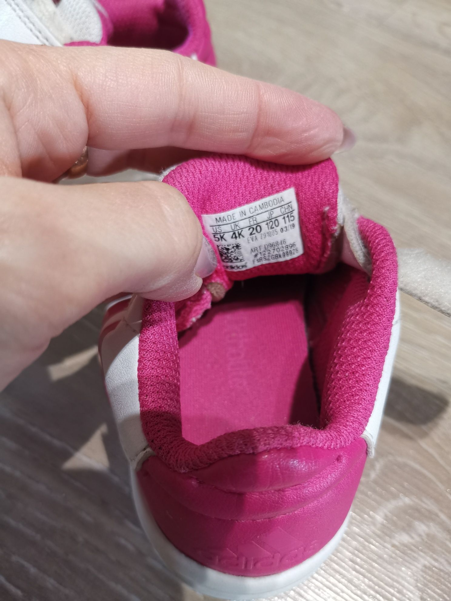 Adidasy niemowlęce na rzepy marki ADIDAS R. 20