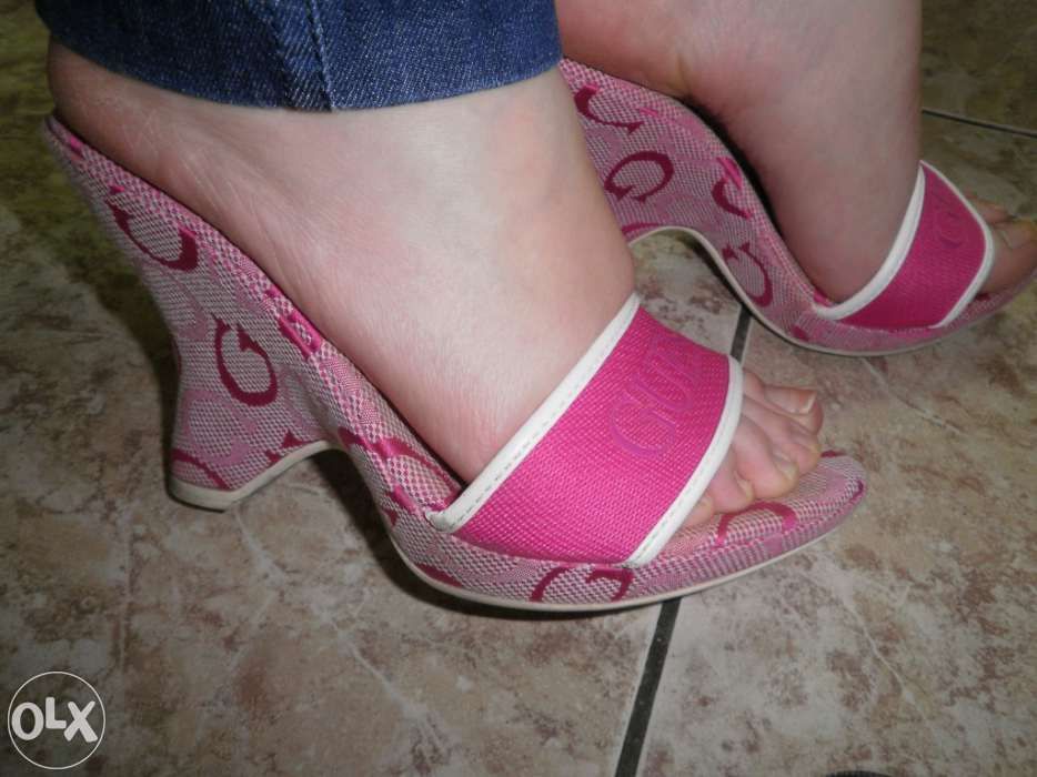 Vendo sandálias da Guess