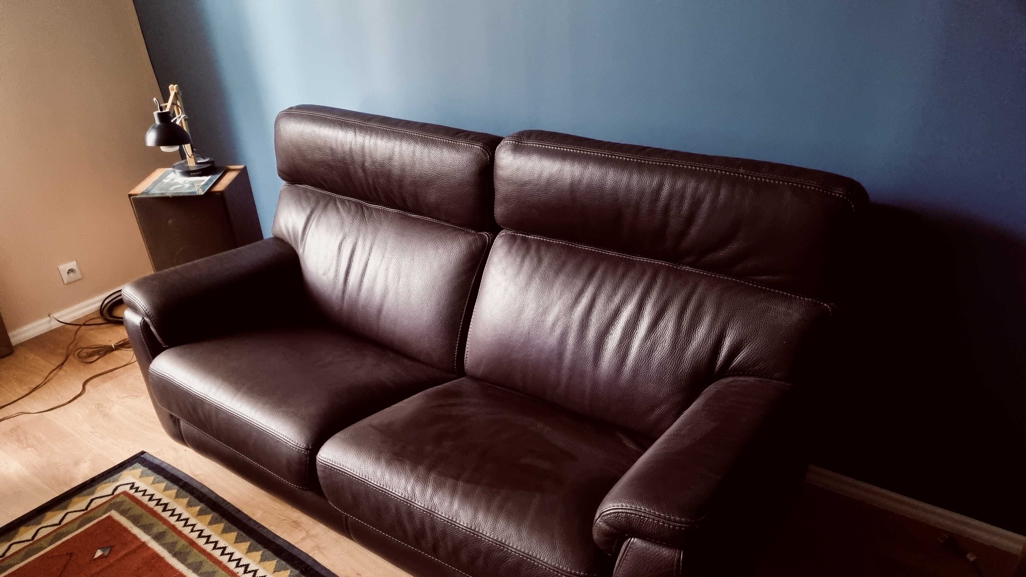 brązowa skórzana sofa