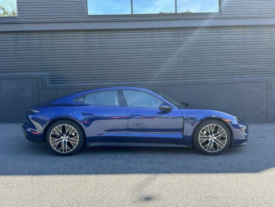 Porsche Taycan      2022