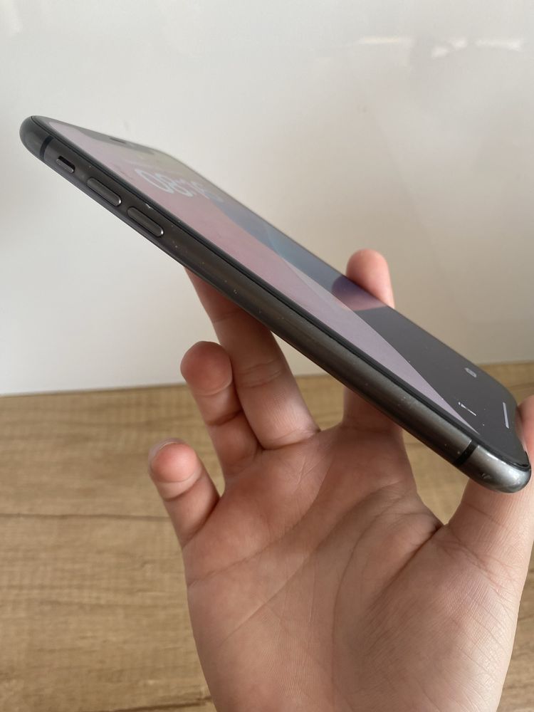 iPhone 11 64 GB plus 5 etui