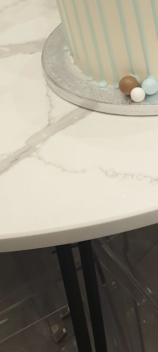 Stół z konglomeratu