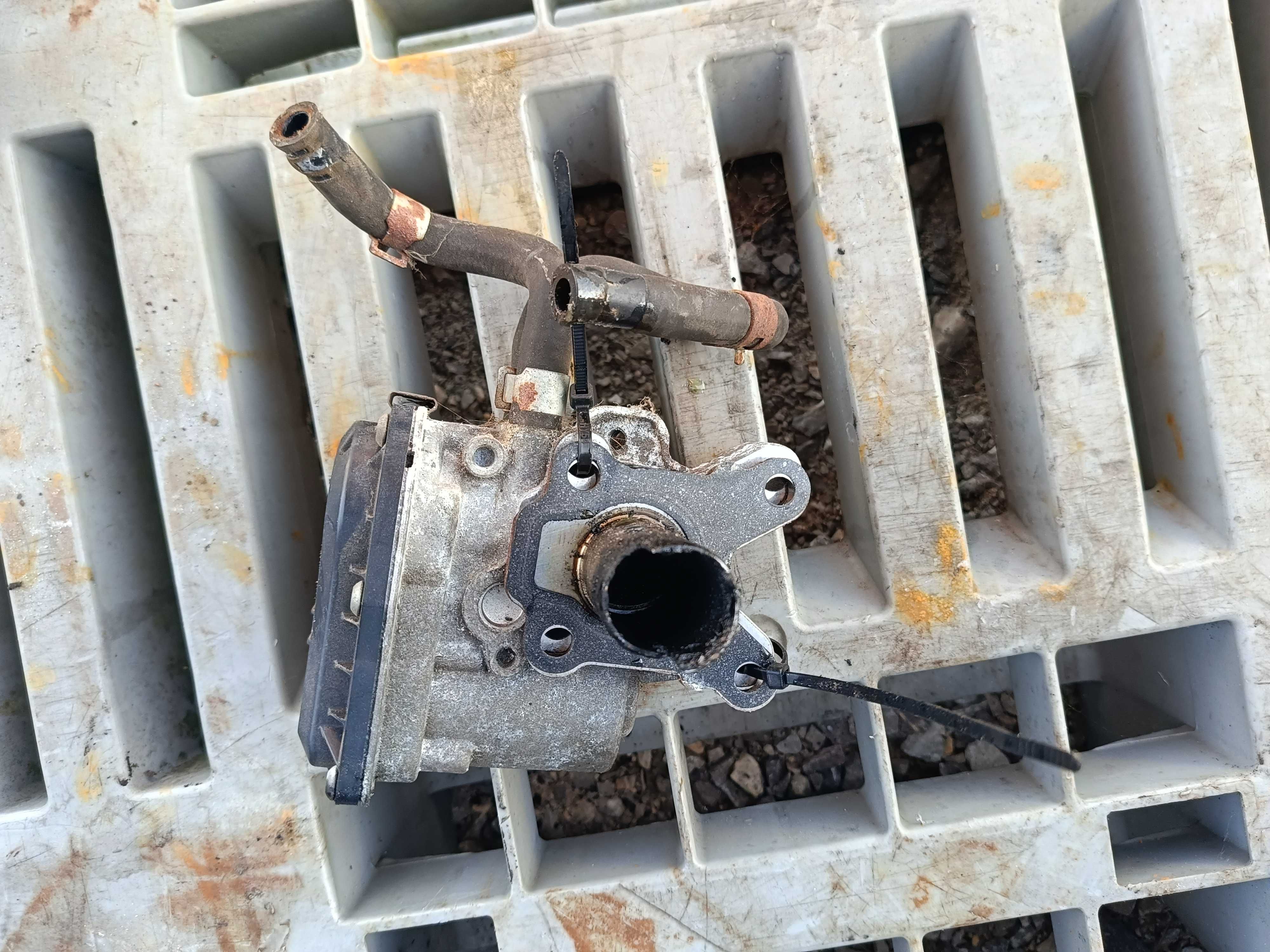 Zawór sterujący EGR 14710-EC00B Nissan CABSTAR 35.13 2008r 2,5D 130KM