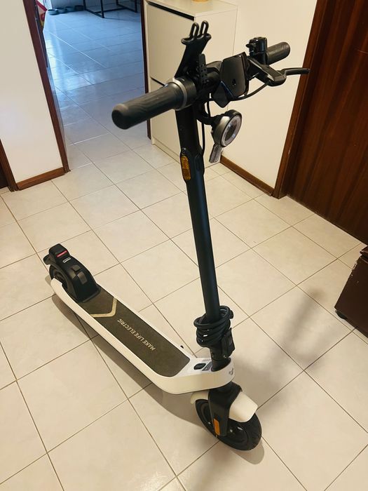 Trotinete elétrica branca