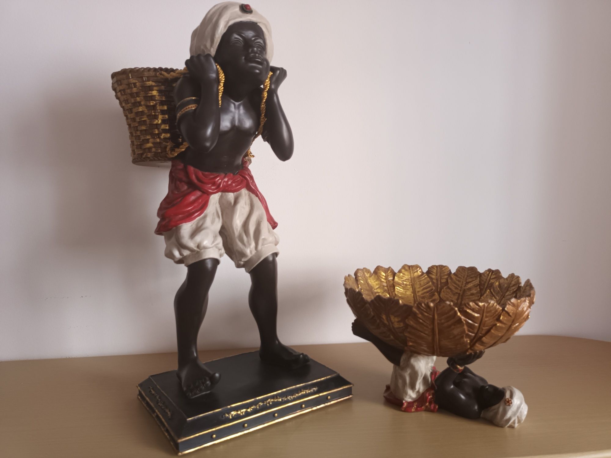 Estátua Plantador e Taça - "Days of the Raj"