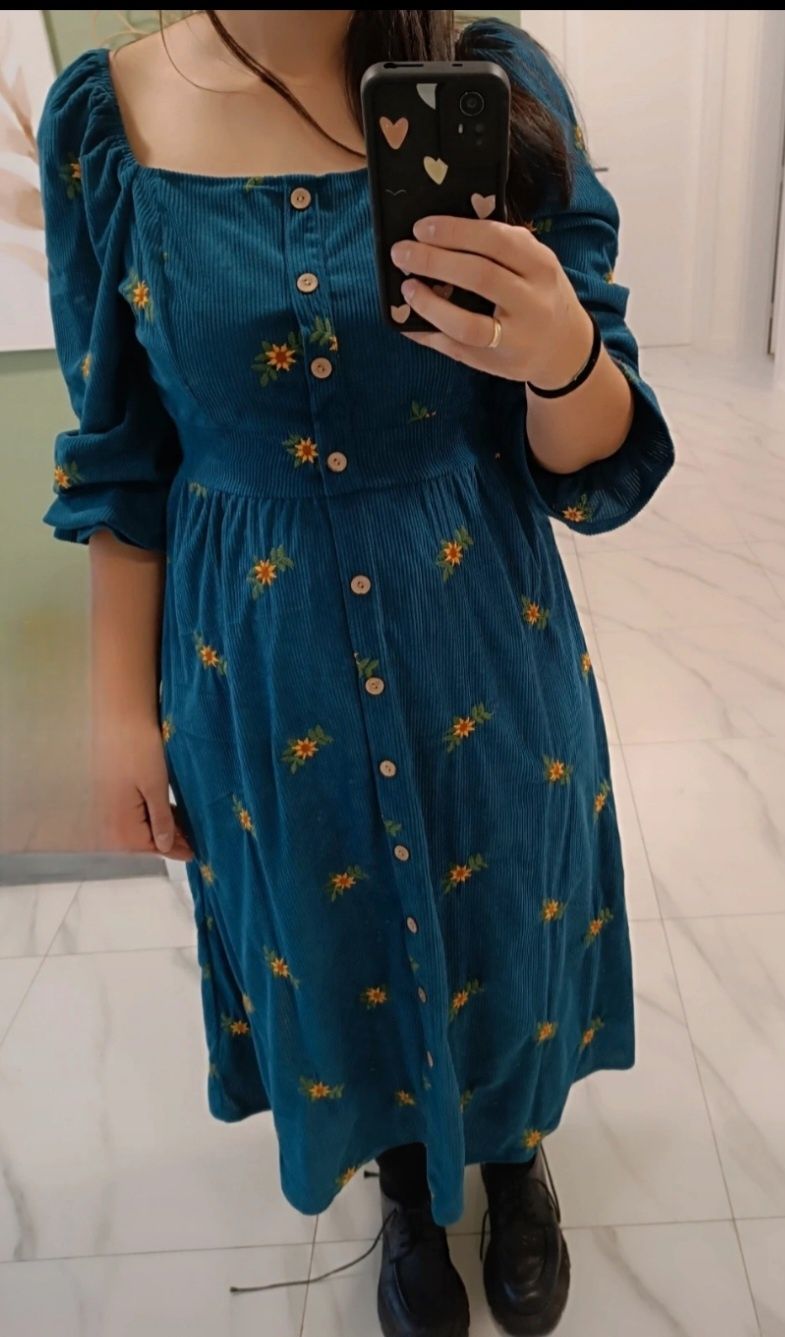 Niebieska sukienka w kwiatki. Styl retro, ludowy, bardzo kobiecy./ L