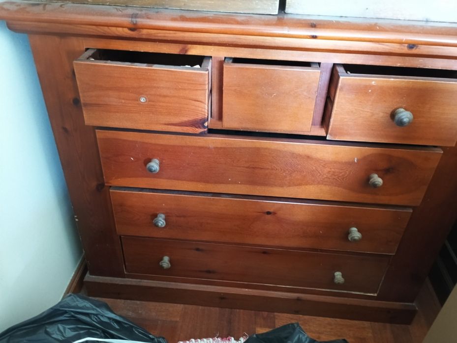 Comoda em madeira maciça com 3 gavetas grandes e 3 pequenas.