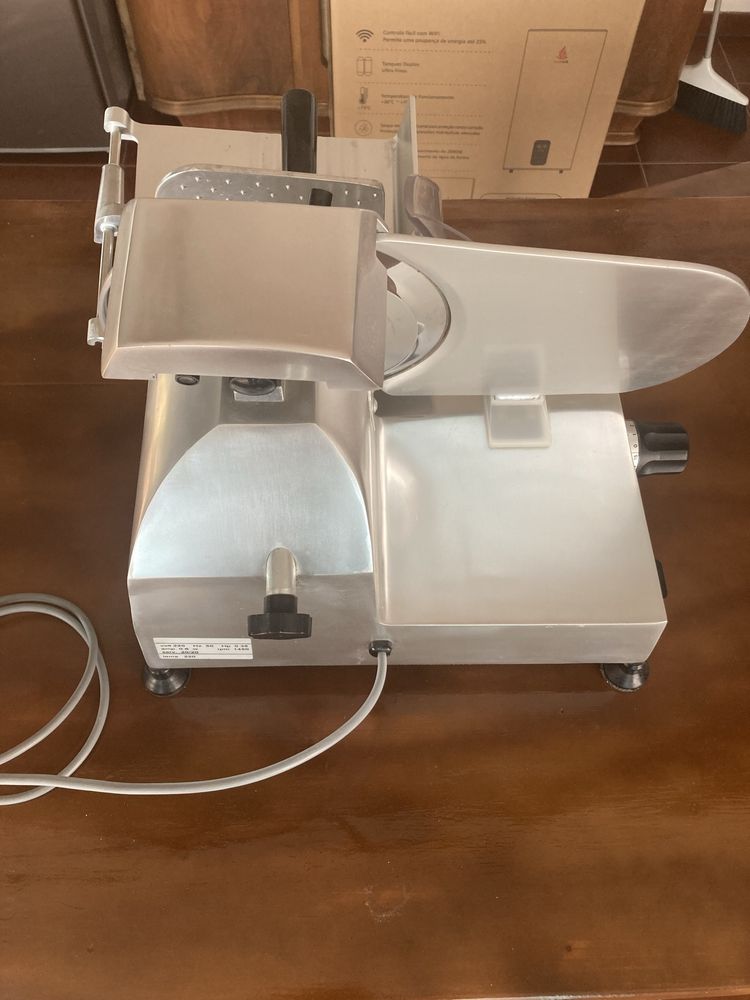 Máquina de cortar charcutaria Fero