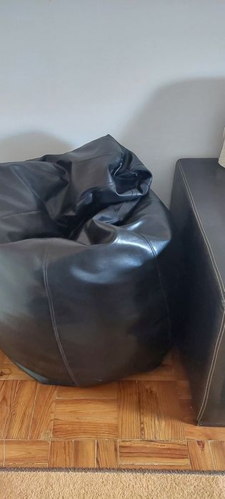 Poffe preto grande em cabedal