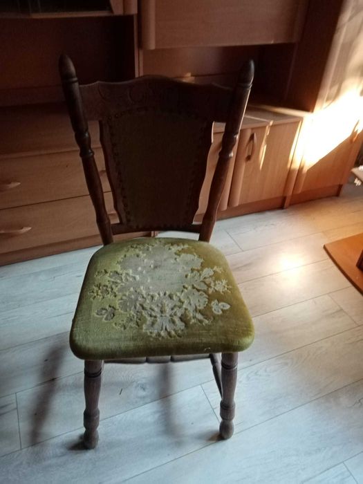 Drewniany stół z krzesłami