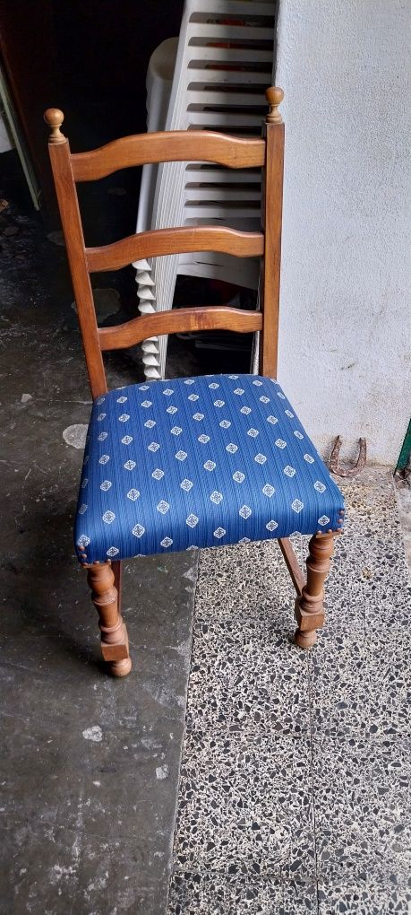 Cadeira almofadada em azul