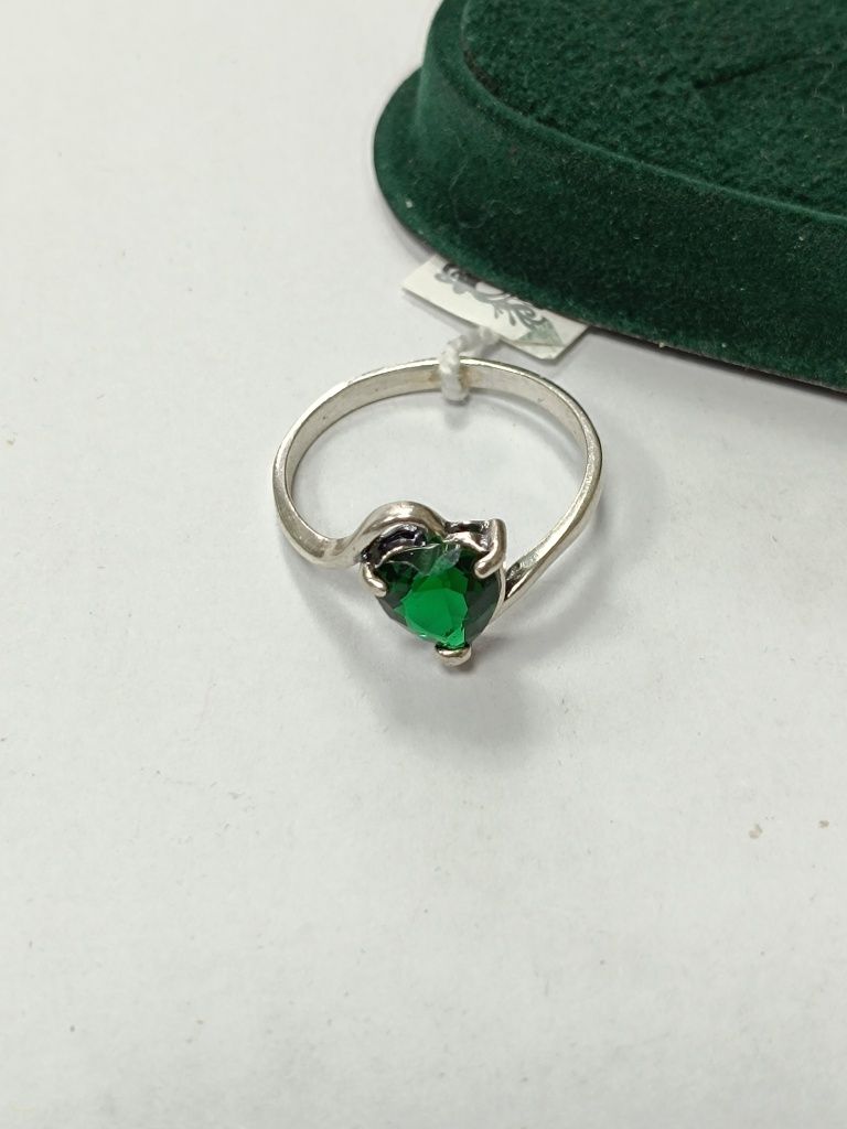 Srebrny pierścionek z zielonym oczkiem, srebro 925 r.23 (157M)