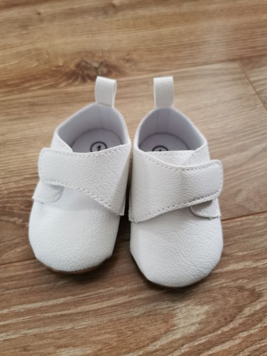 Buciki białe na chrzest