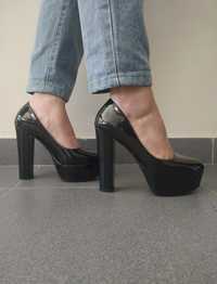 Sapatos pretos de verniz