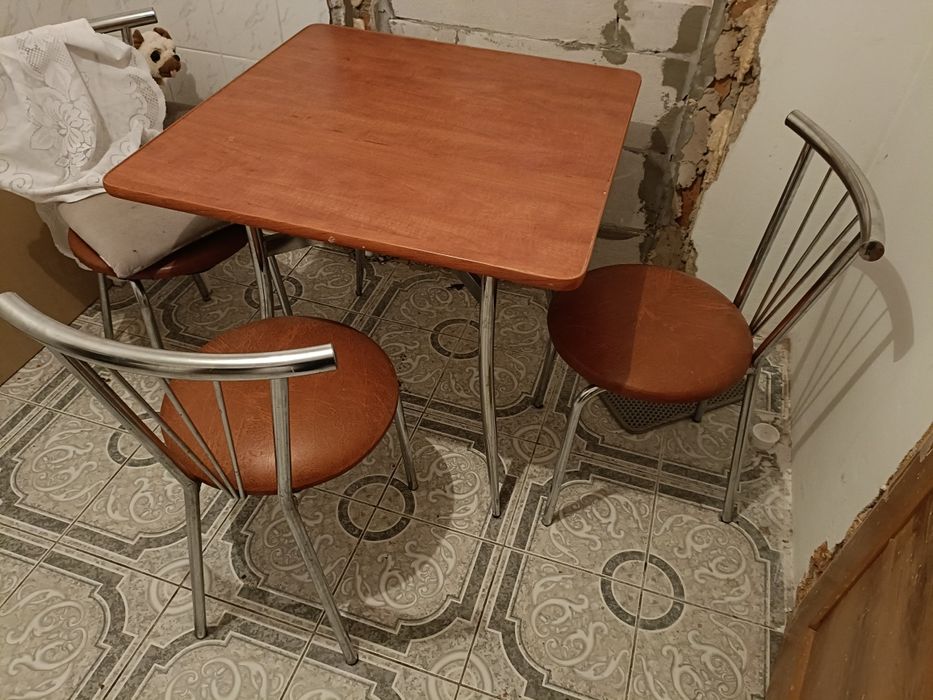 Stół kwadratowy  + 4 krzesła metalowe z odbiciem