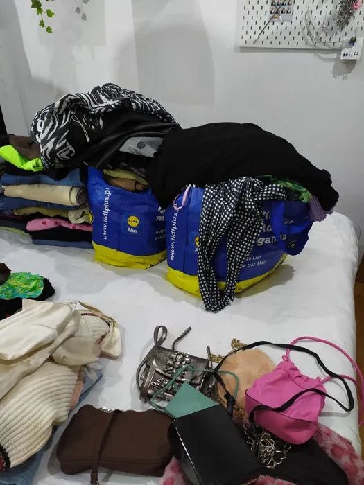 Lote + de 160 peças de roupa, malas e sapatos femininos NEGOCIÁVEL