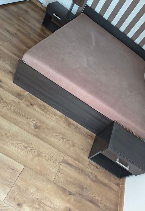 Komplet mebli do sypialni łóżko , szafki nocne , szafa z lustrem