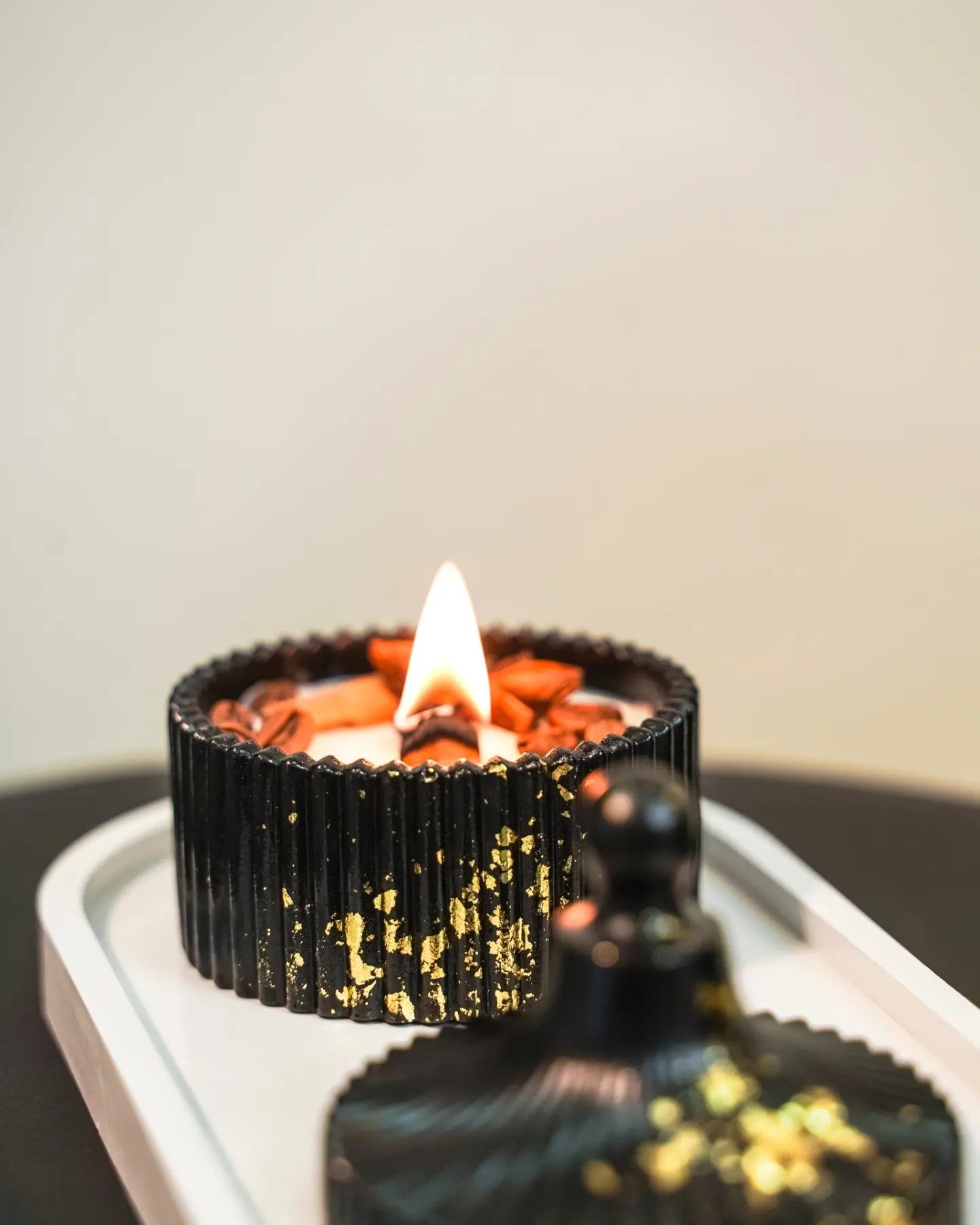 Соєва свічка з пряношами у гіпсовій скиньці