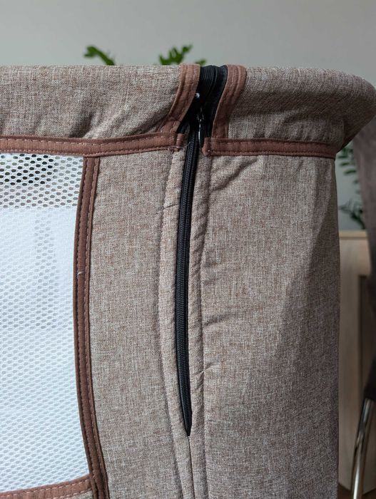 Drewniane łóżeczko na kółkach, dostawka dla niemowląt