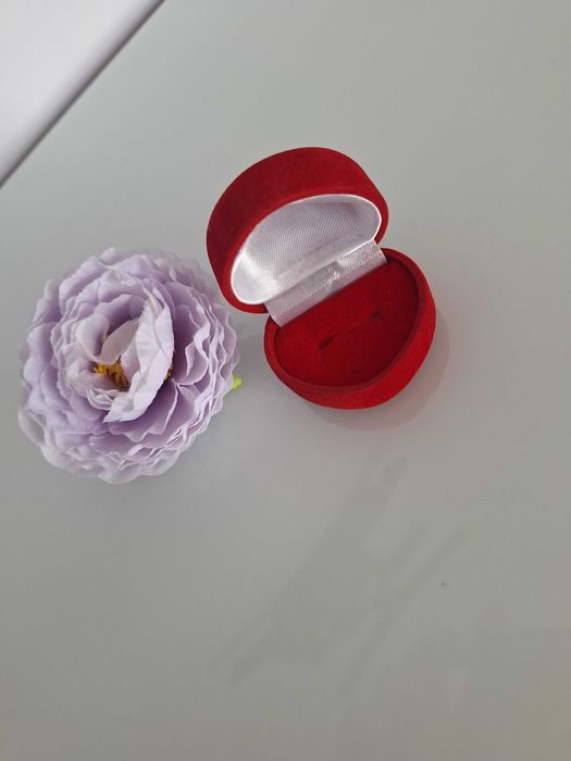 Pudełko pudełeczko szkatułka na pierścionek biżuterię zaręczynowy