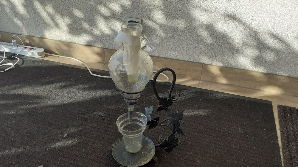 Karafka do wina na metalowy stojaku