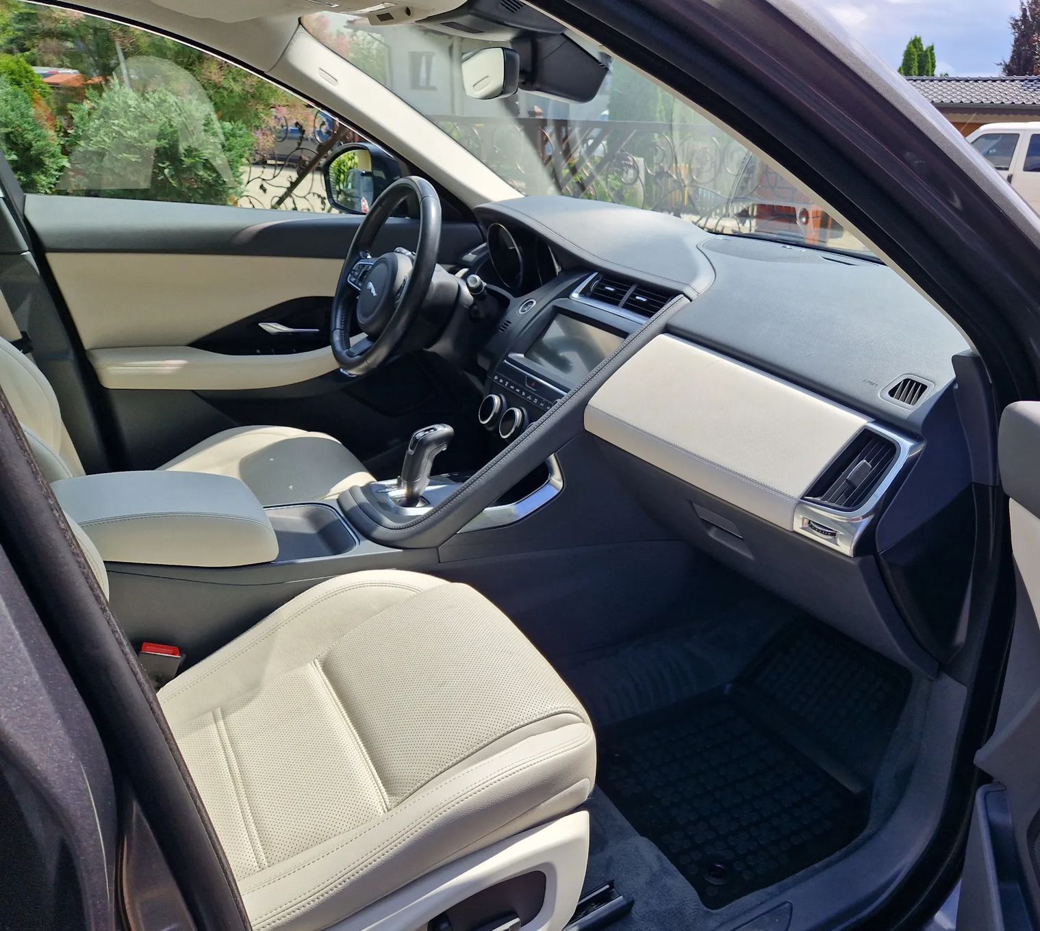 Jaguar E-Pace 87 tys km / panorama / stan BDB / bogate wyposażenie