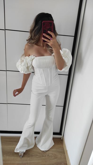 Biały kombinezon z bufiastymi rękawkami