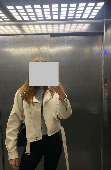 Молочна шкіряна куртка