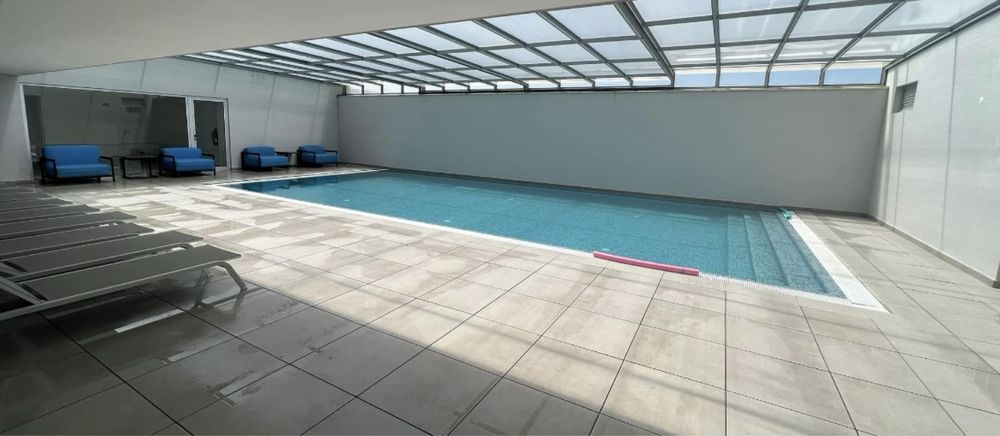 Apartamento na 1.ª linha com garagem e piscina